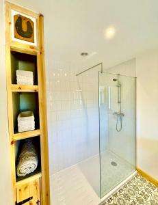 W łazience znajduje się prysznic ze szklanymi drzwiami. w obiekcie The Stables w mieście Firsby
