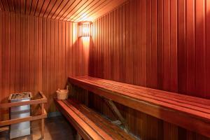 un banco de madera en una sauna con una luz en ella en Meriton Suites Campbell Street, Sydney en Sídney