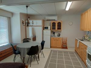 SäkyläにあるPunavilla majoitus TASANKOのキッチン(テーブル、椅子付)