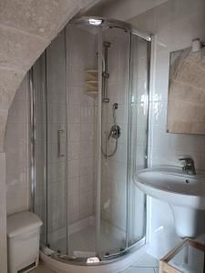 y baño con ducha, aseo y lavamanos. en Masseria Galleppa - Rooms, Pool and Relax, en Monopoli