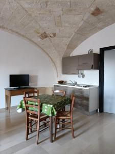cocina con mesa y sillas en una habitación en Masseria Galleppa - Rooms, Pool and Relax, en Monopoli