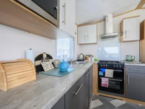 una cucina con piano di lavoro con pentola blu su un bancone di Rose View a Newquay