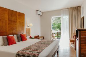 Postel nebo postele na pokoji v ubytování Hotel Le Recif, Ile de la Reunion + 37 fotografií