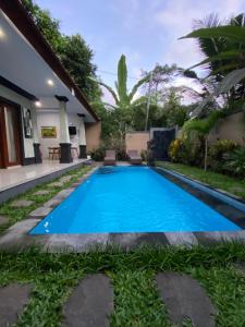 Ubud mesari Private Pool Villa في أوبود: مسبح في الحديقة الخلفية للفيلا