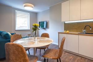 Kuchnia lub aneks kuchenny w obiekcie Apartamenty Na Szlaku, MyWeek