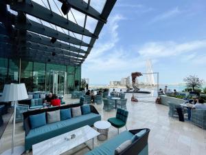 Ein Sitzbereich in der Unterkunft 72 floor 2BR at the Address JBR with Marina Views!