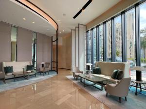 Ein Sitzbereich in der Unterkunft 72 floor 2BR at the Address JBR with Marina Views!