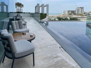 Ein Sitzbereich in der Unterkunft 72 floor 2BR at the Address JBR with Marina Views!