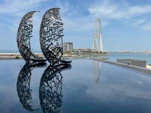 eine Metallskulptur auf einem Wasserkörper in der Unterkunft 72 floor 2BR at the Address JBR with Marina Views! in Dubai