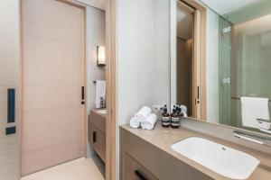 Ein Badezimmer in der Unterkunft 72 floor 2BR at the Address JBR with Marina Views!