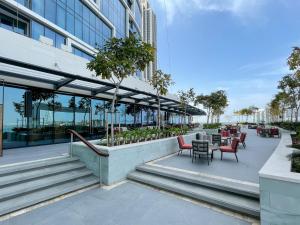 eine Terrasse mit Tischen und Stühlen außerhalb eines Gebäudes in der Unterkunft 72 floor 2BR at the Address JBR with Marina Views! in Dubai