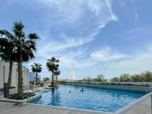 Der Swimmingpool an oder in der Nähe von 72 floor 2BR at the Address JBR with Marina Views!