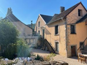 une maison avec un escalier en face de celle-ci dans l'établissement Maison près de la rivière, à Arbois