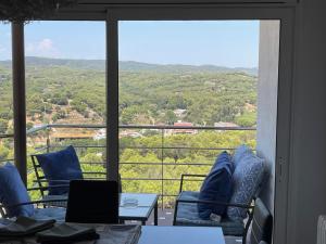 een kamer met een groot raam met uitzicht op de bergen bij Villa for 2 families in Blanes