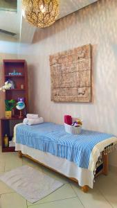 une chambre avec un lit et un panier dans l'établissement Hotel Mara, à Baia Mare