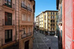 vistas a una calle de una ciudad con edificios en Apartamento Ayla Ayuntamiento, en Pamplona