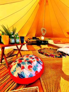Zimmer mit einem Zelt und einer roten Schale auf dem Boden in der Unterkunft CAYORETREAT LUXURY BELL TENT in Clodock