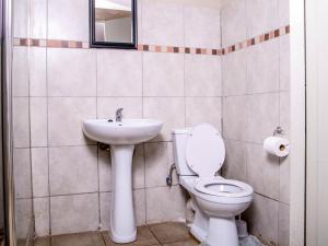 uma casa de banho com um WC e um lavatório em Lempitse Lodge em Moletlane