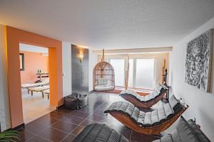 salon z kanapą i huśtawką w obiekcie Parkhotel Sonnenberg w mieście Eltville