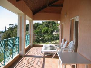 patio z krzesłami i stołem na balkonie w obiekcie Appartamento vista mare Corbara, Corsica w mieście Corbara +7 zdjęć