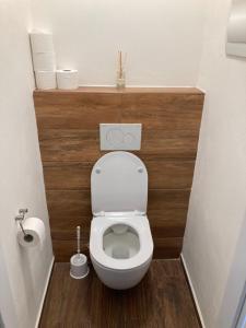 a small bathroom with a toilet in a room at Apartmány u řeky Nežárky in Lasenitz