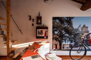 a room with a bike and a window with a view at Biciclo' Ferrara Città in Ferrara