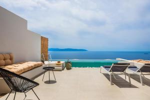 un soggiorno con divano e vista sull'oceano di Kefalonian Escape Suites a Valeriános
