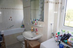 Ванна кімната в Doppelzimmer mit ensuite Bathroom zur Wiesn