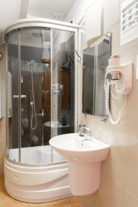 a bathroom with a shower and a sink at Pokoje Zygmuntowska in Nowy Sącz