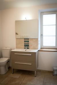 La salle de bains est pourvue d'un lavabo et de toilettes. dans l'établissement gîte du château, à La Bussière