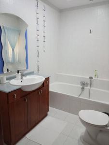 uma casa de banho com um lavatório, um WC e uma banheira em 3 Bedroom Air-conditioned Apartment with Roof Terrace - Ample Parking em Naxxar