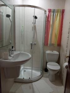 uma casa de banho com um chuveiro, um lavatório e um WC. em 3 Bedroom Air-conditioned Apartment with Roof Terrace - Ample Parking em Naxxar
