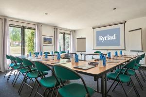 een vergaderruimte met een lange tafel en stoelen bij Kyriad Nancy Ouest - Laxou in Maxéville