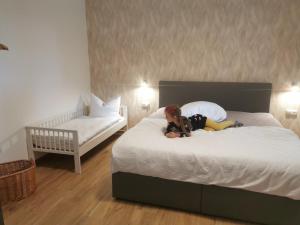 een klein meisje op een bed in een slaapkamer bij Hafenkoje Anita in Zinnowitz