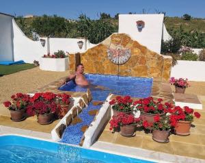 Basen w obiekcie 2-Bed Villa with pool garden & parking near Seron lub w pobliżu