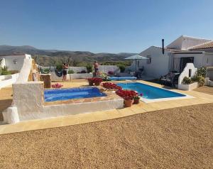 basen w ogrodzie z domem w obiekcie 2-Bed Villa with pool garden & parking near Seron w mieście Serón