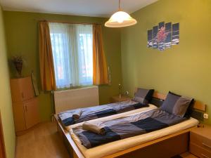 Postel nebo postele na pokoji v ubytování Green House Apartments