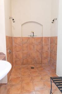 y baño con ducha y suelo de baldosa. en Antria Boutique Lodge, en Blenheim