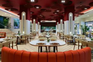 Reštaurácia alebo iné gastronomické zariadenie v ubytovaní Hard Rock Hotel Marbella - Puerto Banús