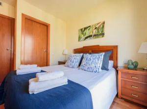 Posteľ alebo postele v izbe v ubytovaní RamblasRentals Stylish Bright 3BR New Catalan Flat 10m Ramblas - Parking - Wifi