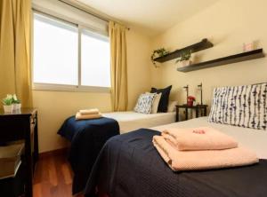 Posteľ alebo postele v izbe v ubytovaní RamblasRentals Stylish Bright 3BR New Catalan Flat 10m Ramblas - Parking - Wifi