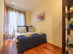 Posteľ alebo postele v izbe v ubytovaní RamblasRentals Stylish Bright 3BR New Catalan Flat 10m Ramblas - Parking - Wifi