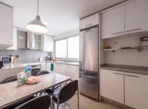 Kuchyňa alebo kuchynka v ubytovaní RamblasRentals Stylish Bright 3BR New Catalan Flat 10m Ramblas - Parking - Wifi