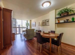 Posedenie v ubytovaní RamblasRentals Stylish Bright 3BR New Catalan Flat 10m Ramblas - Parking - Wifi