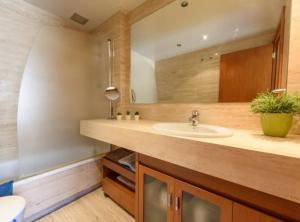 Kúpeľňa v ubytovaní RamblasRentals Stylish Bright 3BR New Catalan Flat 10m Ramblas - Parking - Wifi