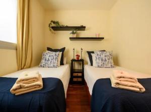 Posteľ alebo postele v izbe v ubytovaní RamblasRentals Stylish Bright 3BR New Catalan Flat 10m Ramblas - Parking - Wifi
