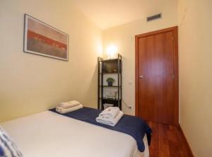 Posteľ alebo postele v izbe v ubytovaní RamblasRentals Stylish Bright 3BR New Catalan Flat 10m Ramblas - Parking - Wifi