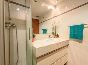 Kúpeľňa v ubytovaní RamblasRentals Stylish Bright 3BR New Catalan Flat 10m Ramblas - Parking - Wifi