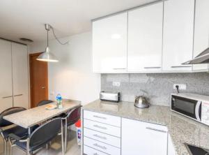 Kuchyňa alebo kuchynka v ubytovaní RamblasRentals Stylish Bright 3BR New Catalan Flat 10m Ramblas - Parking - Wifi