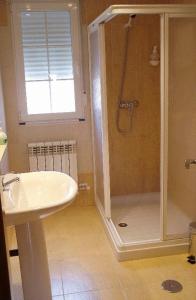 a bathroom with a shower and a sink at Hostal CC in Aranda de Duero